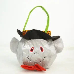 Detalle de bolsa de peluche para caramelos de Halloween para niños con diseño vampiro.