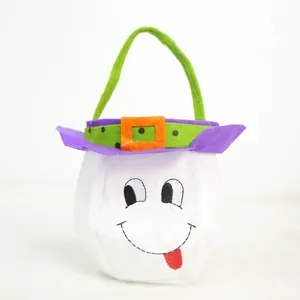 Bolsa de caramelos de felpa de fantasma de Halloween con cara amable y asa verde, blanco