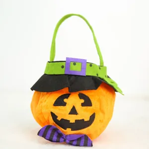 Primer plano de una bolsa de dulces de calabaza de felpa con sombrero de bruja.