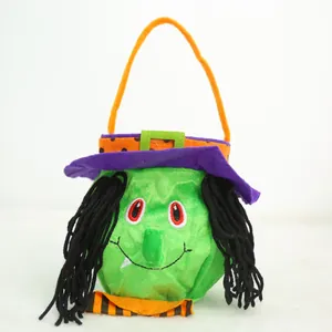 Primer plano de bolsa de caramelos de Halloween de peluche verde con pelo de lana negra