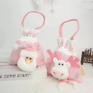 Gros plan de sacs cadeau de Noël en peluche rose avec des figurines de poupées