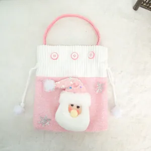 Vue détaillée du sac de Noël en peluche rose avec un mignon personnage de Père Noël 3D