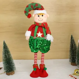 Detailweergave van een kerstelf-knuffelpop met rood en groen lovertjespak en lange benen