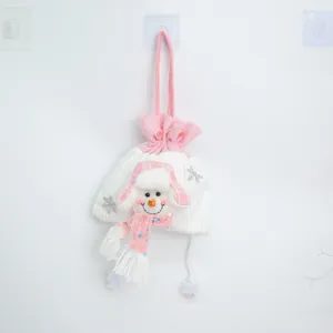 Gros plan d'un joli sac cadeau en peluche bonhomme de neige rose avec cordon