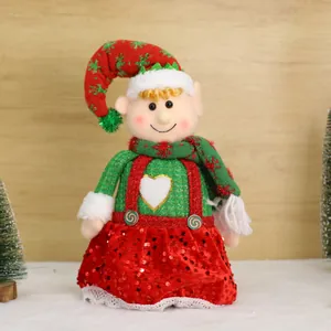 Gedetailleerd overzicht van een kerstelf-knuffel met een rode paillettenrok en groene muts