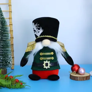 Feestelijke notenkraker bewaker gnoom pluche ornament met hoge veren hoed decoratie.