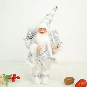 Primer plano de una figura de Papá Noel de estilo nórdico en plata y blanco con lentejuelas