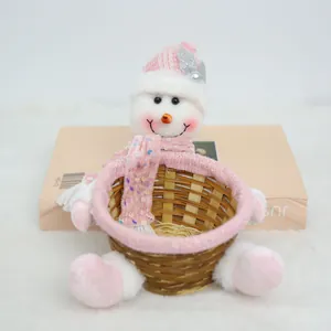 Incantevole cesto natalizio con pupazzo di neve rosa e ciotola di bambù intrecciato