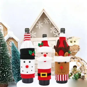Dettaglio delle fodere per bottiglie di vino natalizie con motivi di Babbo Natale, pupazzo di neve e renna