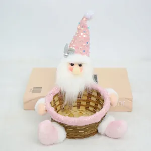 Dettaglio di un cesto portaoggetti in bambù Babbo Natale con paillettes rosa per dolciumi