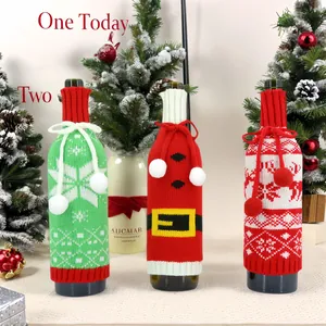 Tre copribottiglie di vino in maglia festiva con motivi natalizi e decorazioni
