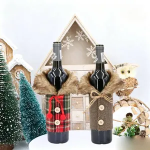 Copribottiglie di vino natalizi decorativi con colletti in ecopelliccia e vari motivi