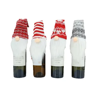 Copribottiglie di vino gnomo di Natale con cappelli di maglia e barbe in finta pelliccia