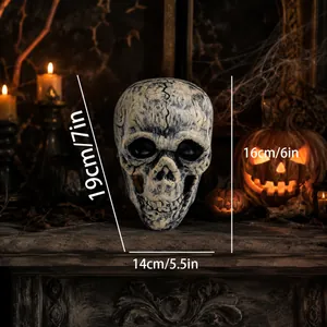 Nahaufnahme von realistischer Halloween-Totenkopf-Deko mit genauen Maßangaben