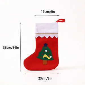 Dimensions détaillées montrant la hauteur et la largeur de la chaussette de Noël rouge