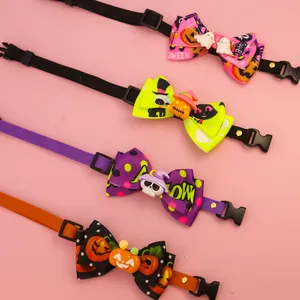 Vue détaillée de quatre colliers d'Halloween pour animaux avec nœuds papillon citrouille.