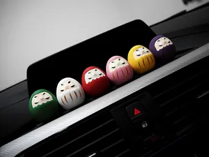 Set mit sechs bunten japanischen Daruma-Puppen als Innendekoration für das Armaturenbrett