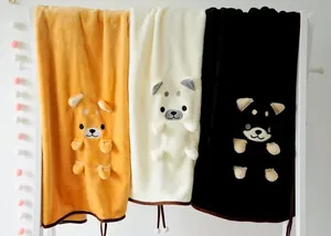 Détail des couvertures en flanelle avec de mignons motifs Shiba Inu en 3D animés.