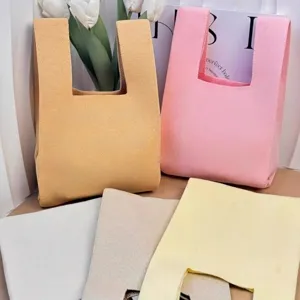 Gros plan de sacs à main en tricot aux couleurs acidulées et divers doux tons pastels