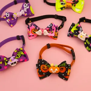 Vue détaillée des colliers de nœuds papillon Halloween pour animaux de compagnie