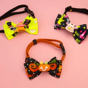 Vue détaillée de colliers pour animaux Halloween avec motifs de citrouilles et fantômes