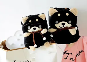 Gros plan de mignonnes couvertures en flanelle Shiba Inu avec nœuds