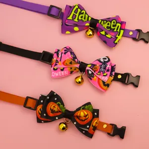 Vue détaillée de trois colliers Halloween pour animaux avec nœuds festifs et clochettes