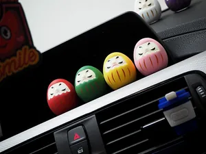 Detailansicht bunter Mini-Daruma-Puppen als Auto-Innendekoration