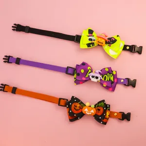 Vue détaillée de trois colliers nœuds papillon réglables Halloween sur fond rose.