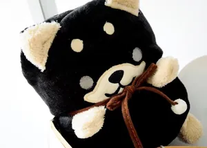 Gros plan sur une couverture en flanelle Shiba Inu noire avec visage brodé