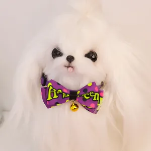 Gros plan d'un collier d'Halloween violet pour animaux avec nœud papillon et grelot doré.