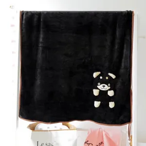 Détail du personnage Shiba Inu 3D mignon sur une couverture en polaire noire douce