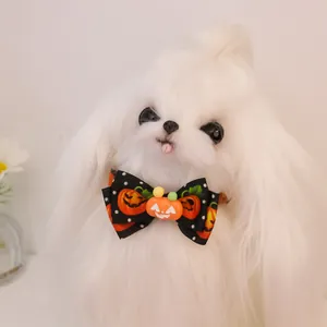 Nœud papillon Halloween pour animaux avec imprimé citrouille et pendentif mignon.