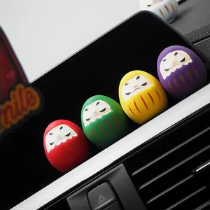 Bunte Mini-Daruma-Autodekorationen für Glück und eine stilvolle Innenraumgestaltung