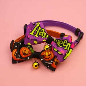 Gros plan détaillé de colliers pour animaux Halloween avec motifs citrouilles et clochettes.