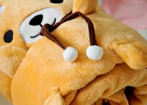 Vue macro détaillée de la texture douce en flanelle d'une couverture peluche Shiba Inu