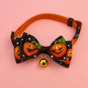 Vue détaillée du collier pour animaux Halloween avec nœud papillon citrouille et grelot