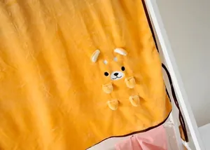Vue détaillée du visage de Shiba Inu 3D et texture douce sur couverture en flanelle jaune