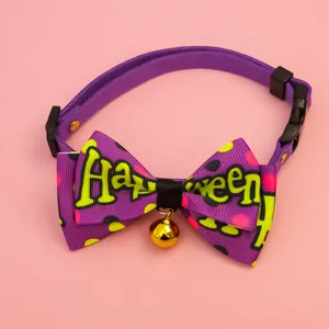 Gros plan détaillé d'un collier d'Halloween violet pour animaux avec nœud papillon et clochette