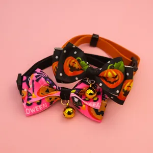 Vue détaillée des colliers nœud papillon Halloween pour animaux avec motifs citrouilles