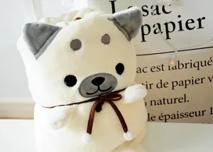 Gros plan d'une couverture en flanelle en forme de chien Shiba Inu mignon et doux