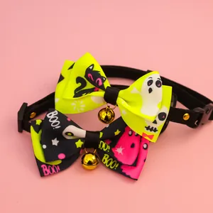 Gros plan de nœuds papillon Halloween pour animaux avec fantômes et grelots dorés