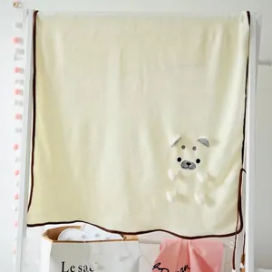 Couverture en flanelle crème avec un joli motif de chien de dessin animé Shiba Inu.