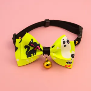 Détail du collier d'Halloween pour animaux avec nœud fantôme vert citron et clochette dorée.