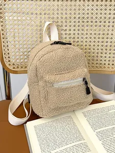 Elegante mini zaino in lana d'agnello bianco crema per donna su una sedia intrecciata