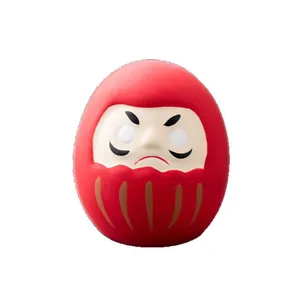 Traditionelle rote japanische Daruma-Puppe als Glücksbringer für die Innenausstattung.