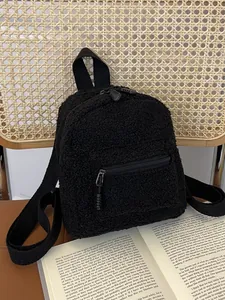Mini zaino in lana d'agnello nera da donna, consistenza soffice per autunno inverno.