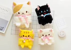 Vue détaillée de couvertures en peluche chat de dessin animé enroulées avec rubans.