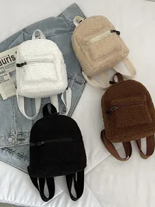 Mini zaini di tendenza in finta lana di pecora in quattro colori per lo stile invernale