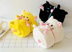 Couvertures douces en flanelle roulée en forme de chat pour enfants en jaune, blanc et noir.